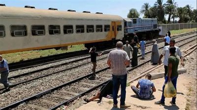 خلافات أسرية تنتهي بكارثة.. شاب يُلقي نفسه أسفل القطار ويفقد قدميه
