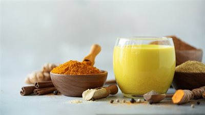 لماذا ينصح الأطباء بتناول حليب الكركم ليلا؟ «أسرار المشروب الذهبي»