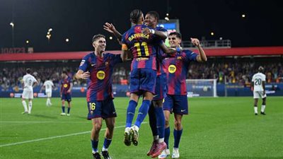 برشلونة في مهمة صعبة أمام إشبيلية لاستعادة الصدارة