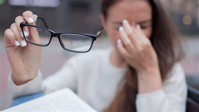 تحذير طبي خطير.. أخطاء شائعة «تضعف بصرك» تدريجيا