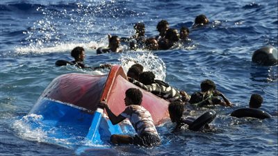 مركب يقل مصريين يغرق قرب السواحل الإيطالية.. كيف حدث ذلك؟