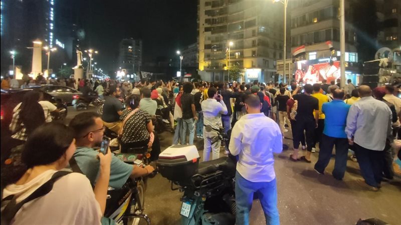شاشات تبث افتتاح