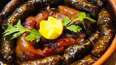 وصفة شتوية دسمة.. طريقة عمل طاجن ورق العنب بالكوارع