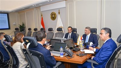  وزير التموين يستعرض خطط التطوير مع جهاز التجارة الداخلية