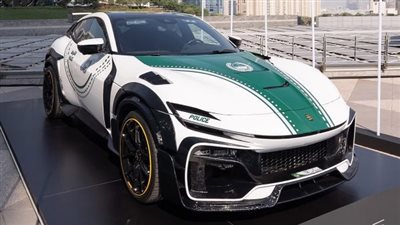 شرطة دبي تكشف أحدث سياراتها الخارقة فيراري بوروسانج
