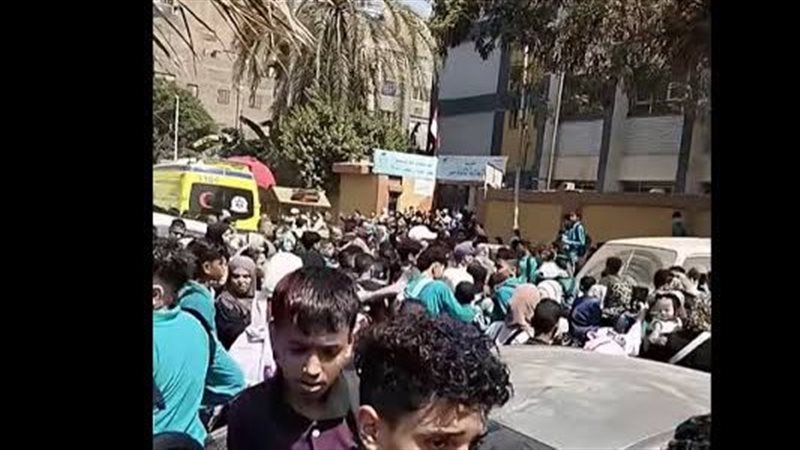 سقوط باب مدرسة على